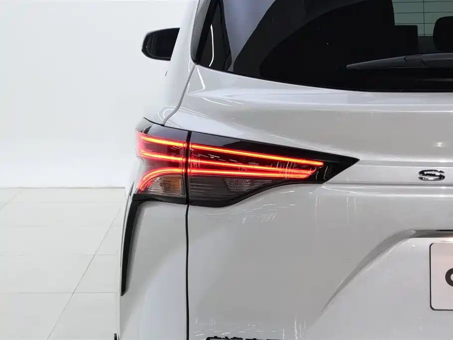 Toyota Sienna 2023 — фото 16