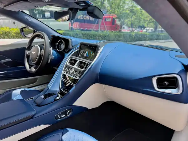 Aston Martin DB11 2020