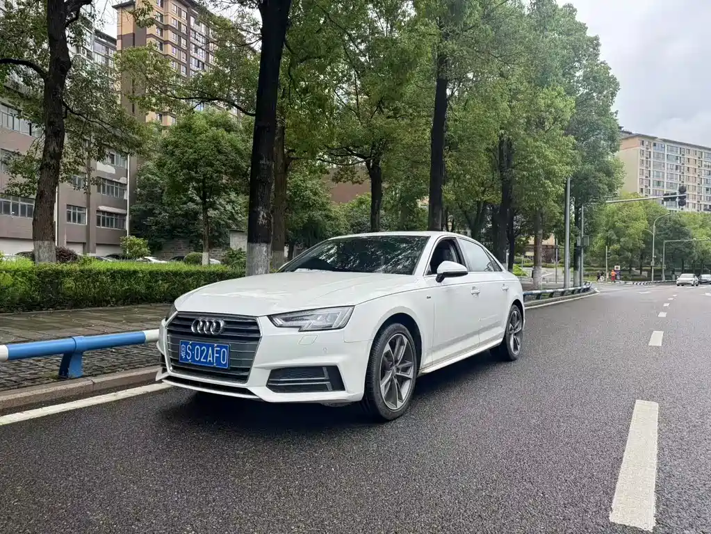 Audi A4L 2018 — фото 1