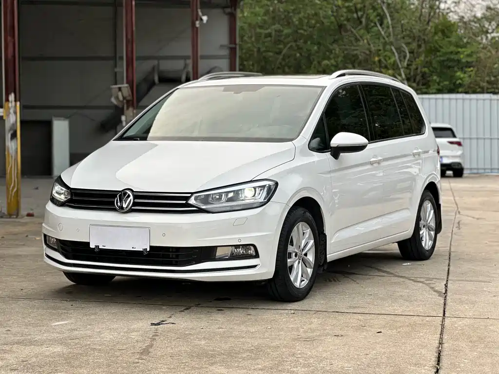 Volkswagen Touran 2017 — фото 1