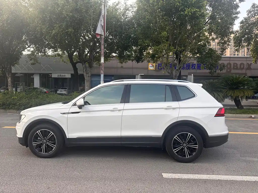 Volkswagen Tiguan L 2021 — фото 10