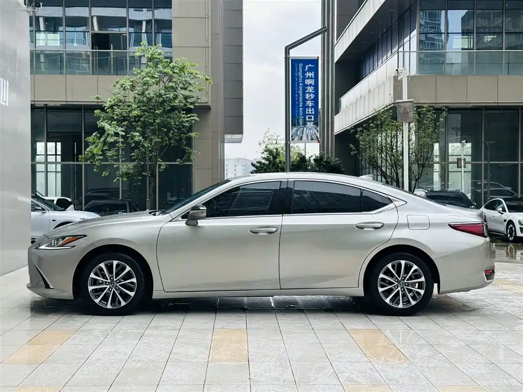 Lexus ES 2024