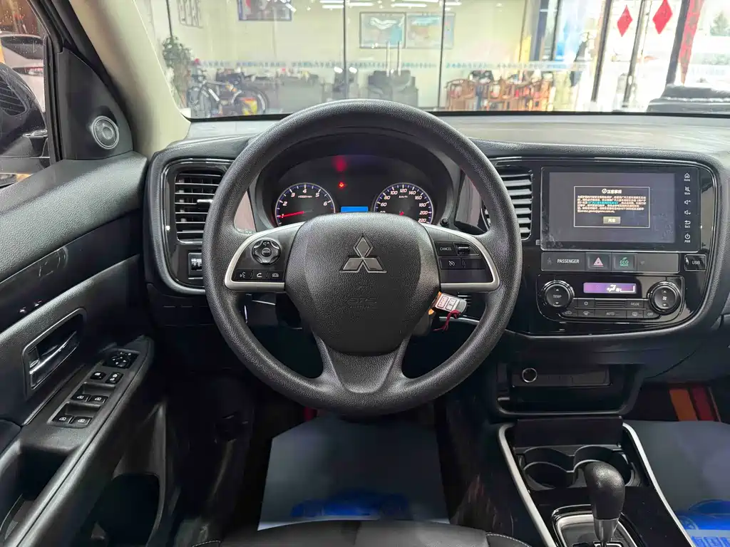 Mitsubishi Outlander 2022 — фото 16