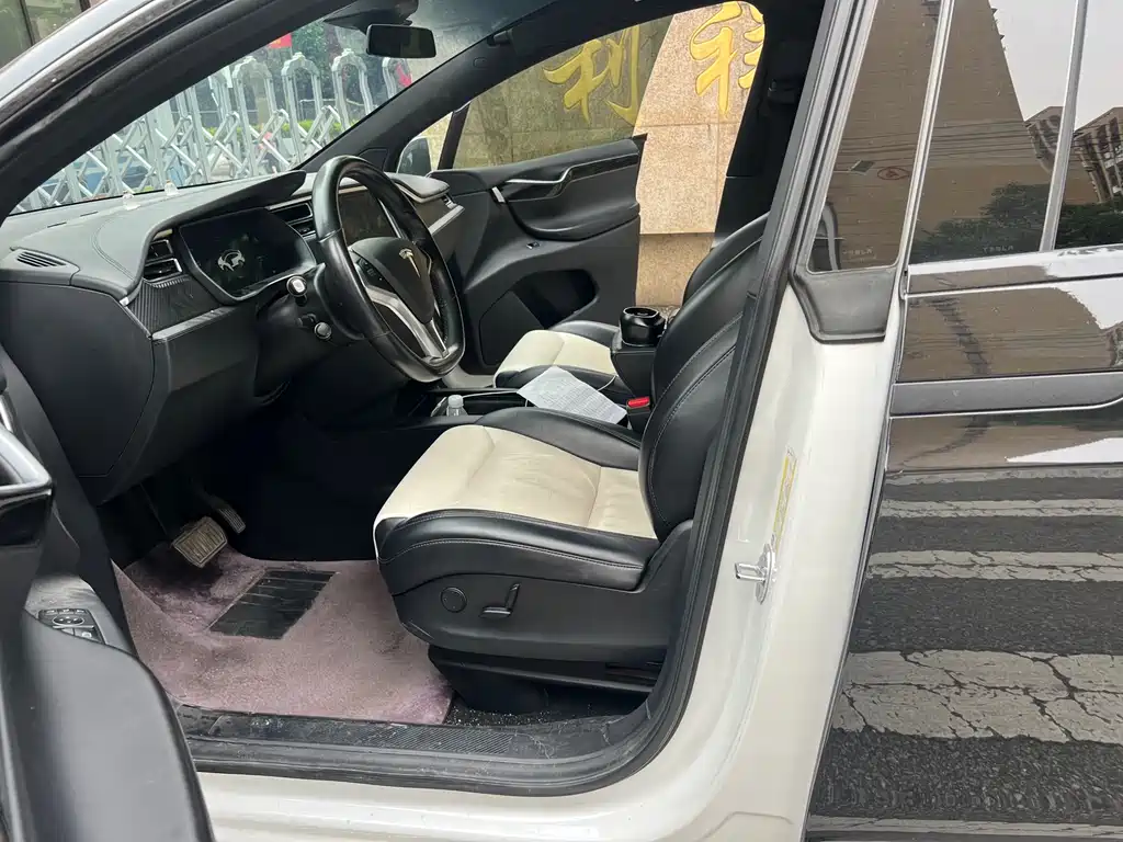 Tesla Model X 2018 — фото 13