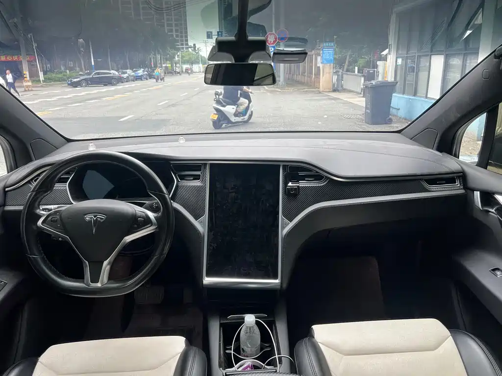 Tesla Model X 2018 — фото 21