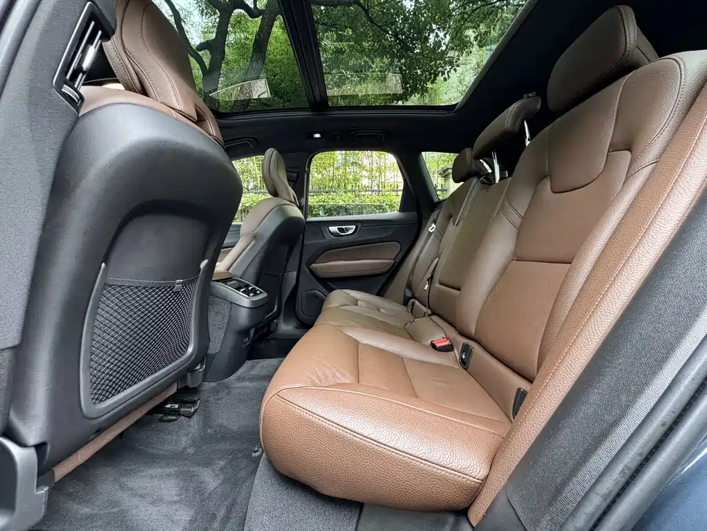 Volvo XC60 2022 — фото 10