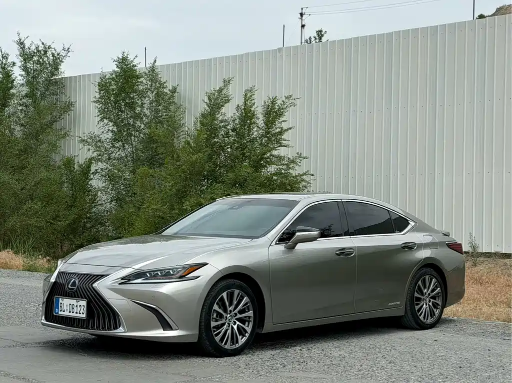 Lexus ES 2019 — фото 1