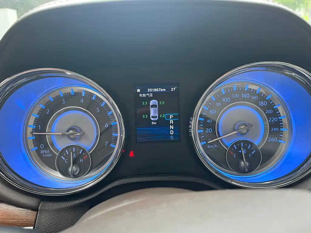 Chrysler 300C 2015 — фото 13