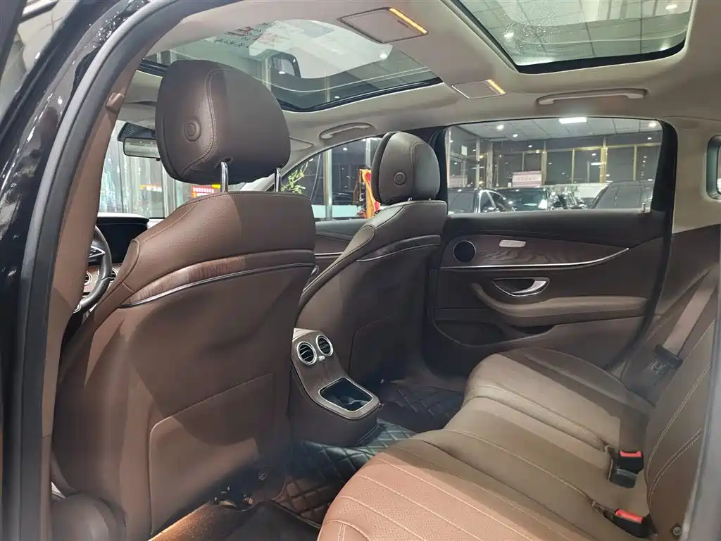 Mercedes-Benz E-Class 2023 — фото 10