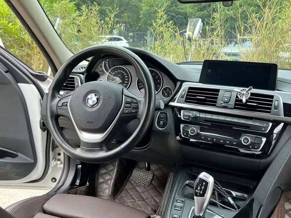 BMW 3 Series 2019 — фото 10