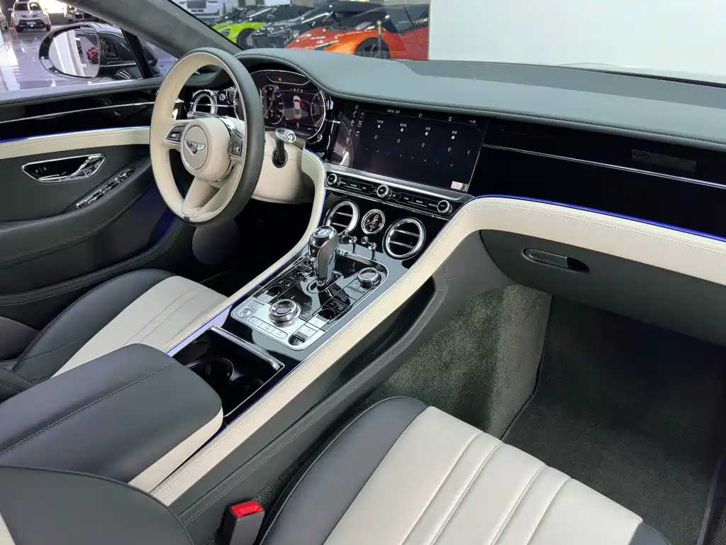 Bentley Continental 2021 — фото 13