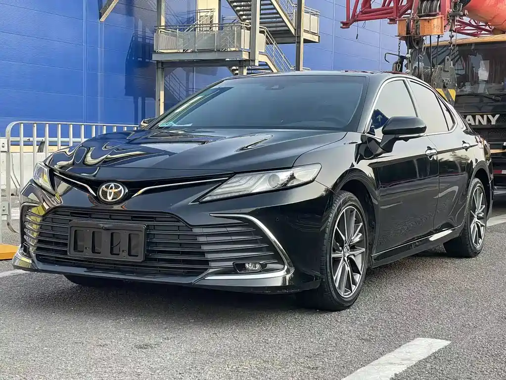 Toyota Camry 2023 — фото 1