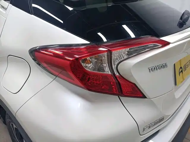 Toyota C-HR 2019 — фото 14