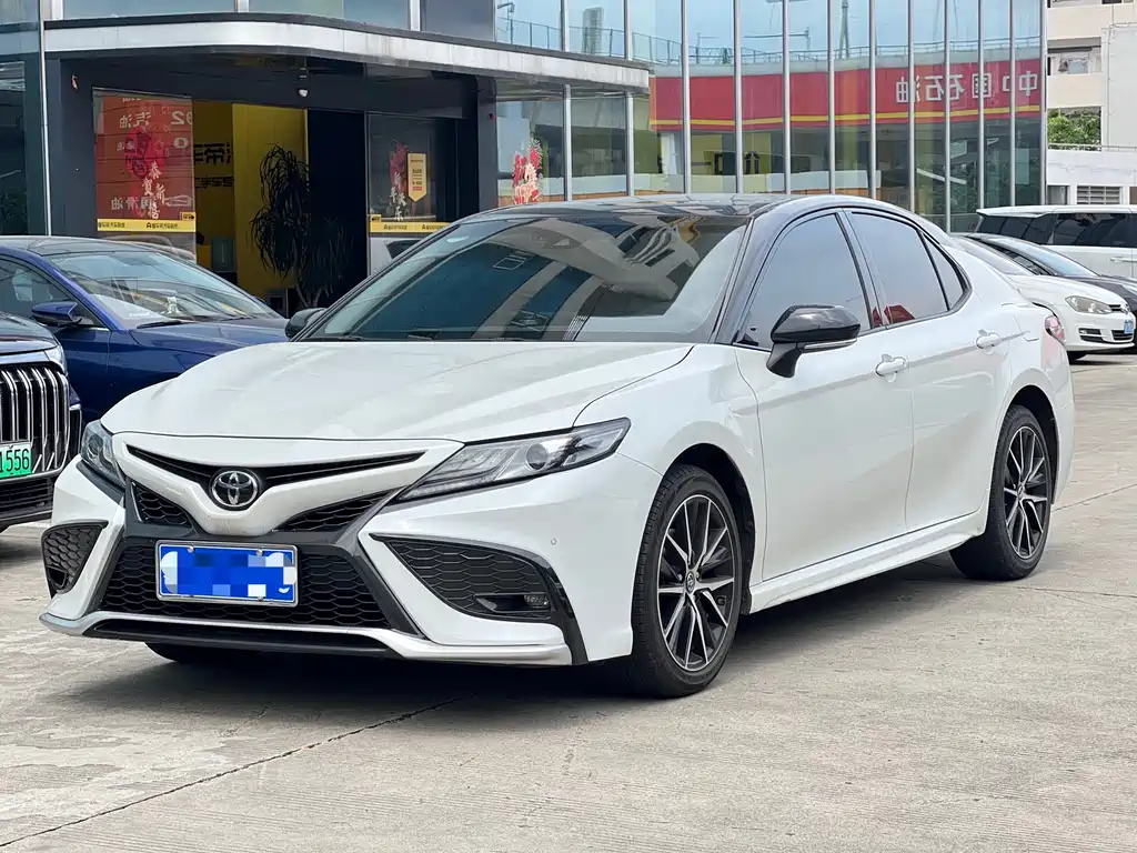 Toyota Camry 2022 — фото 1