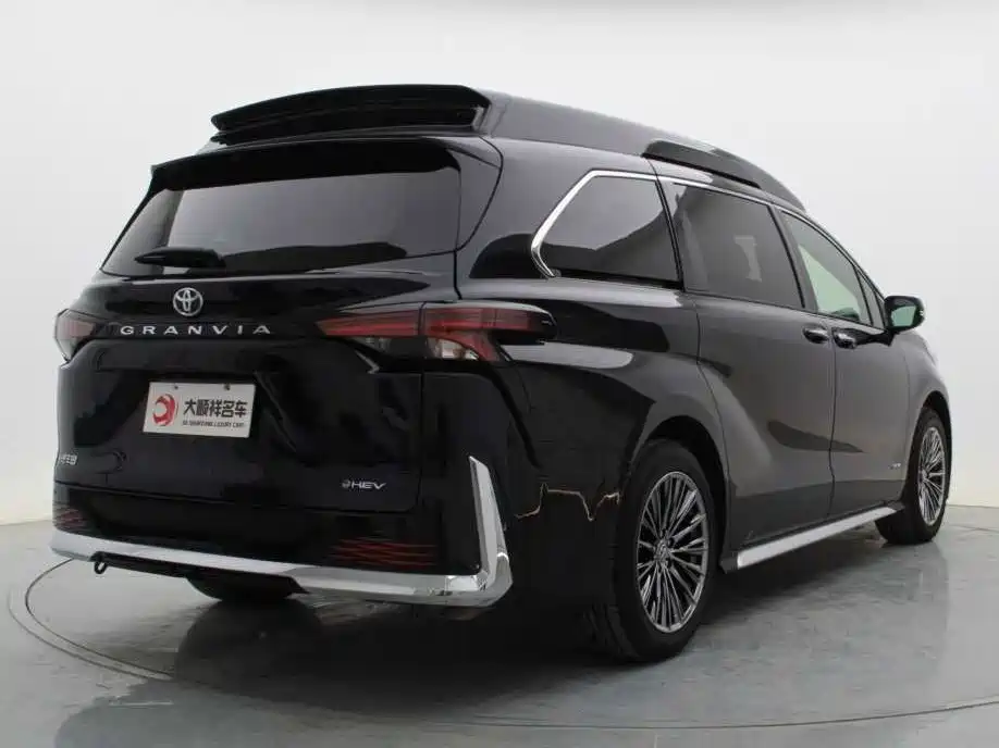 Toyota Granvia — фото 4