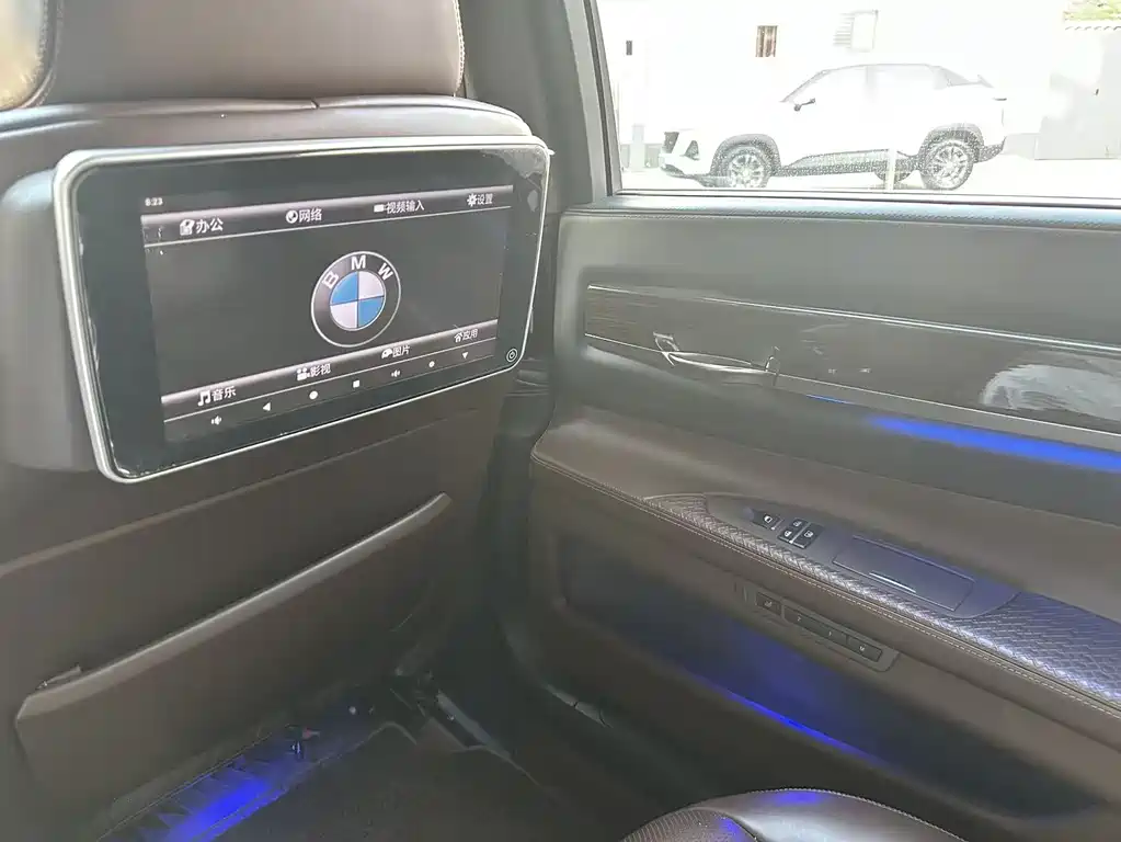 BMW 7 Series 2011 — фото 16