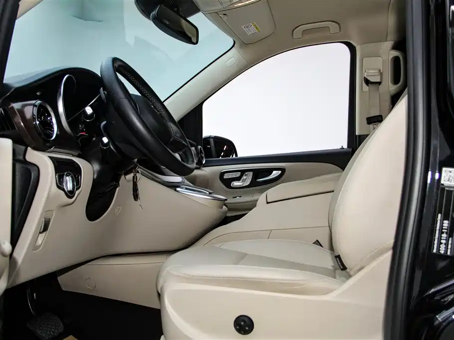 Mercedes-Benz V-Class 2021 — фото 24
