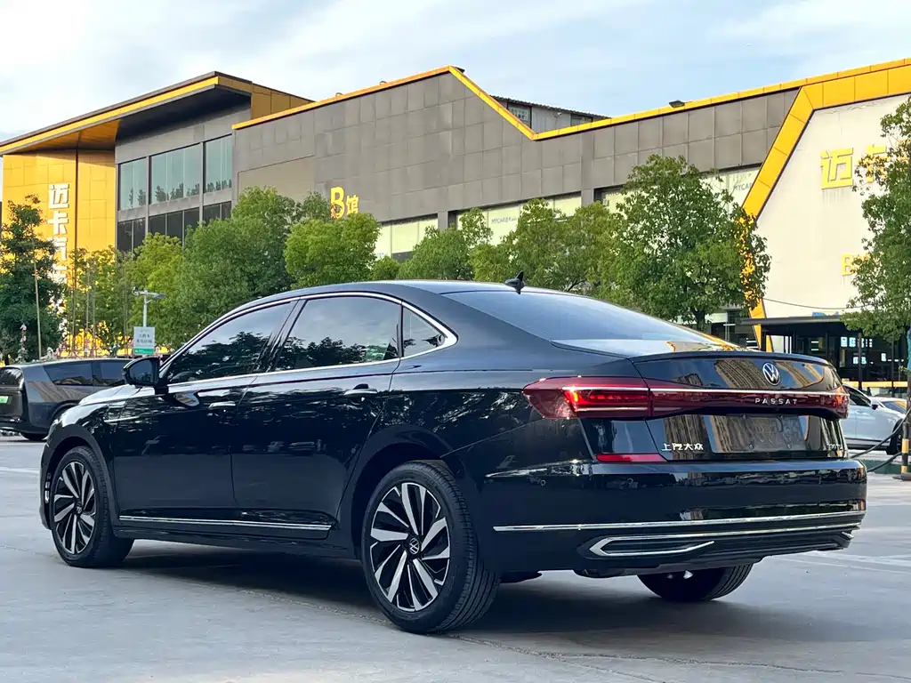 Volkswagen Passat 2023 — фото 7