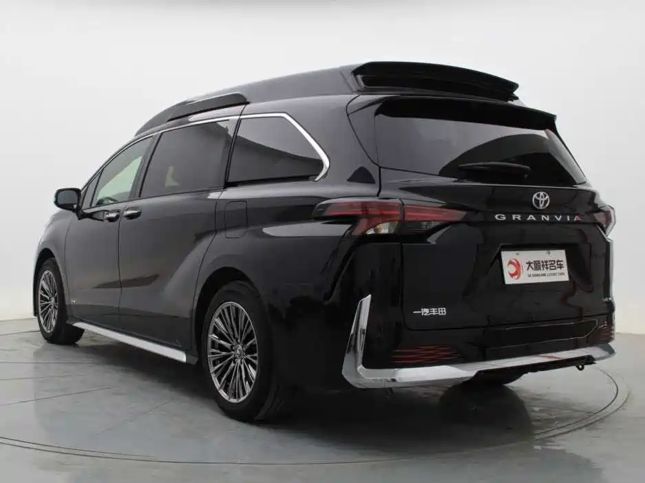Toyota Granvia — фото 5