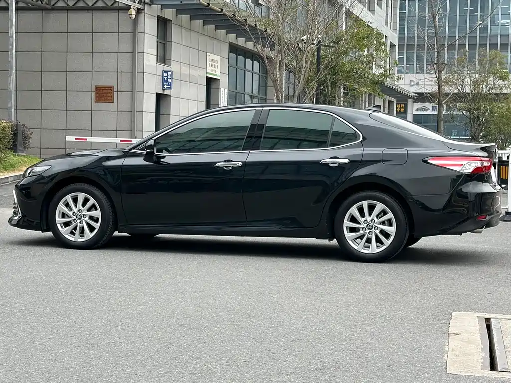 Toyota Camry 2023 — фото 13