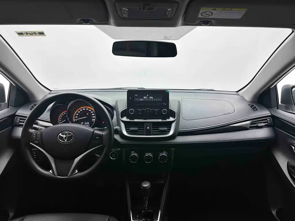 Toyota Yaris L 2023 — фото 13