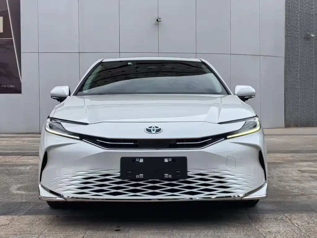 Toyota Camry 2025 — фото 2