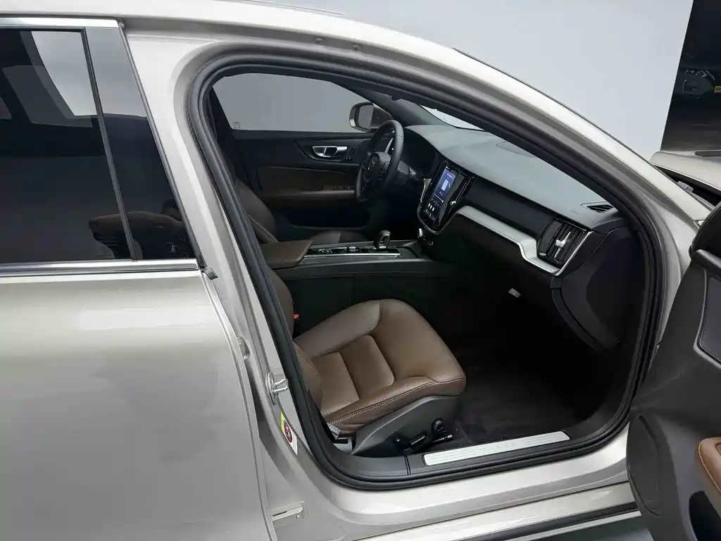 Volvo S60 2022 — фото 11
