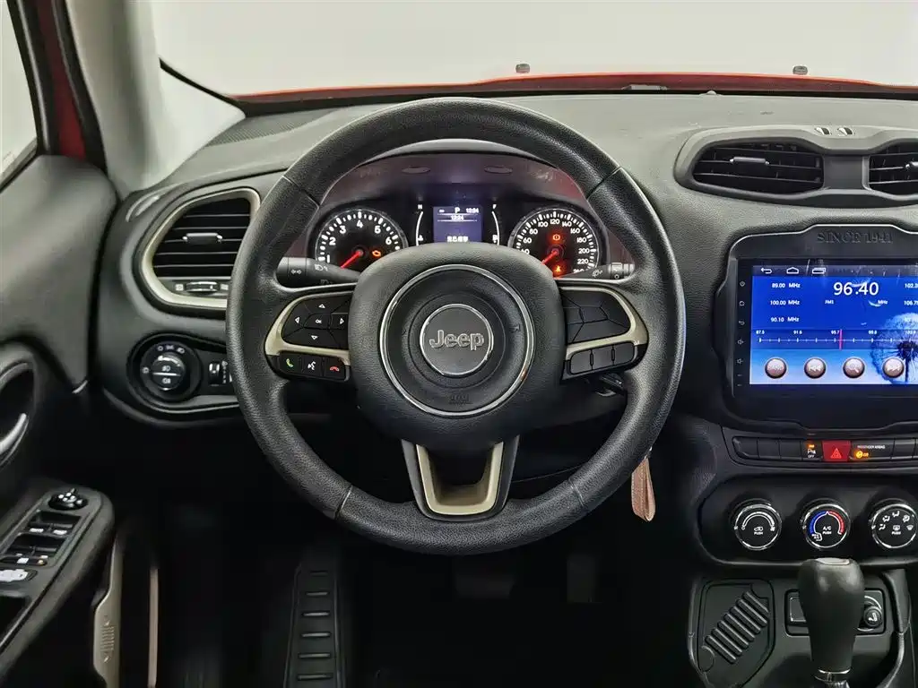Jeep Renegade 2016 — фото 11