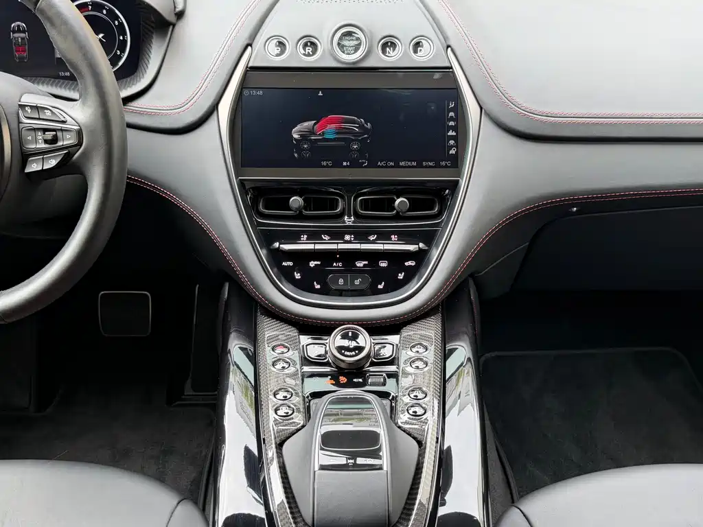 Aston Martin DBX 2024 — фото 18