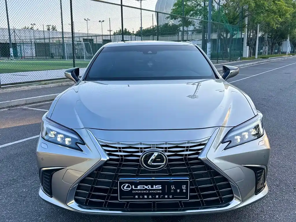 Lexus ES 2025