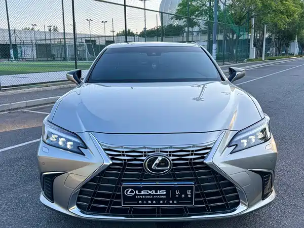 Lexus ES 2025