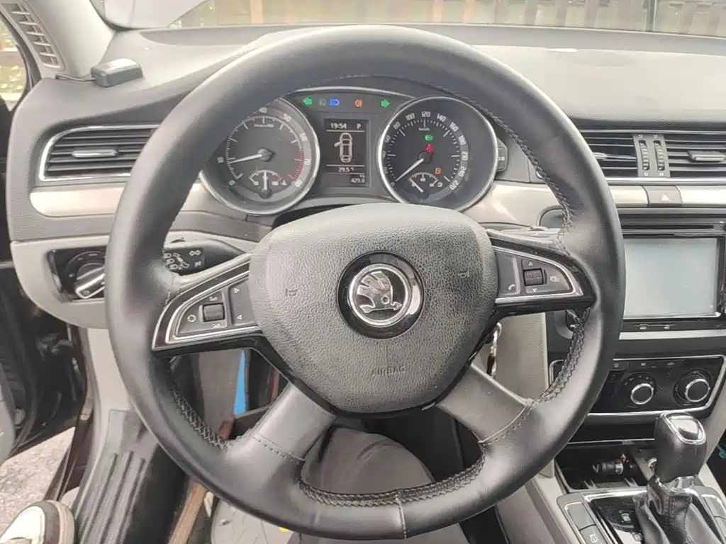 Skoda Superb 2015 — фото 11