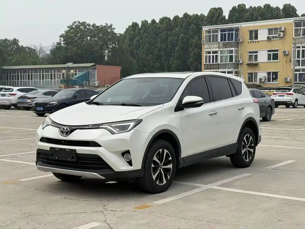Toyota RAV4 2018 — фото 1