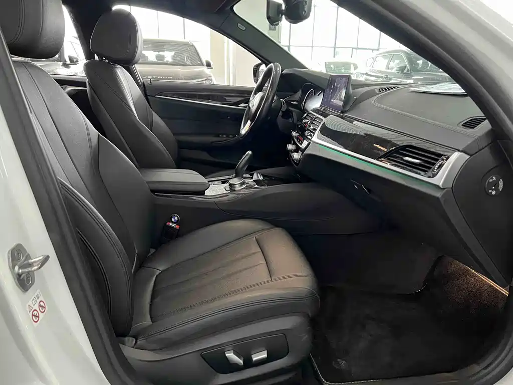 BMW 5 Series 2018 — фото 23