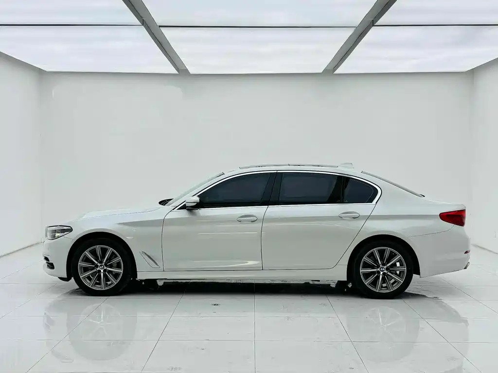 BMW 5 Series 2018 — фото 3