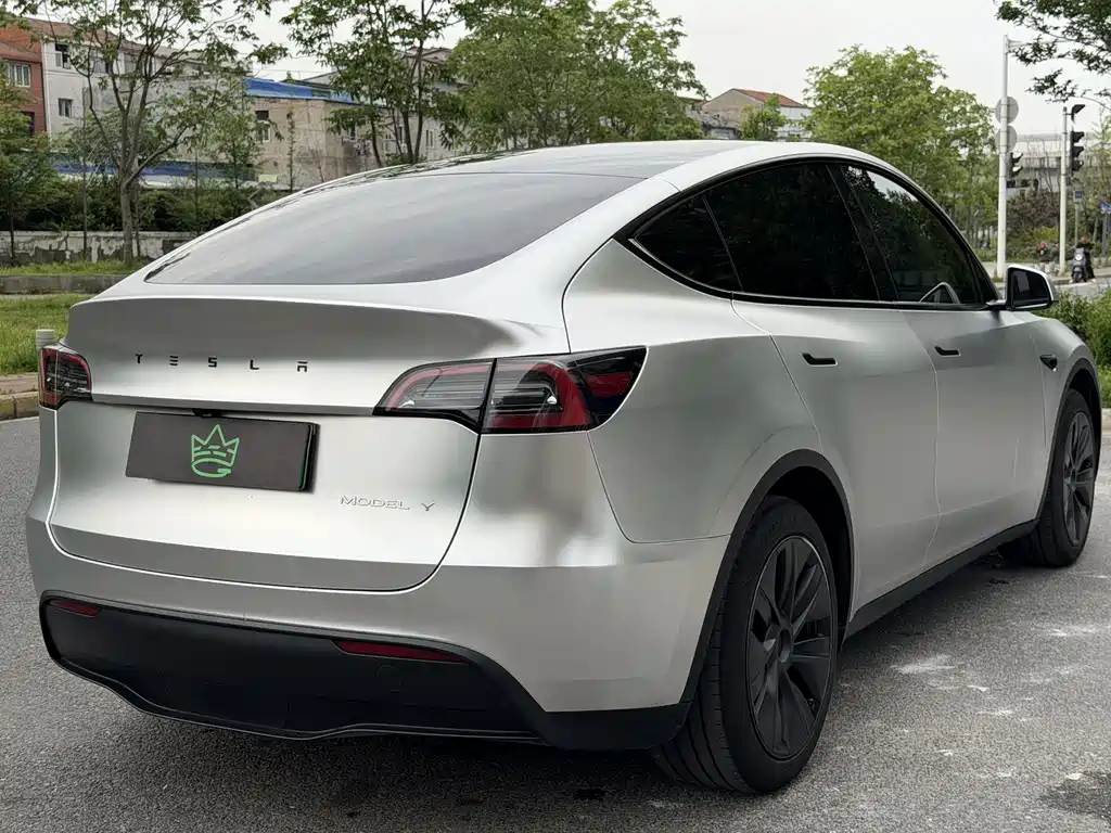 Tesla Model Y 2025 — фото 15