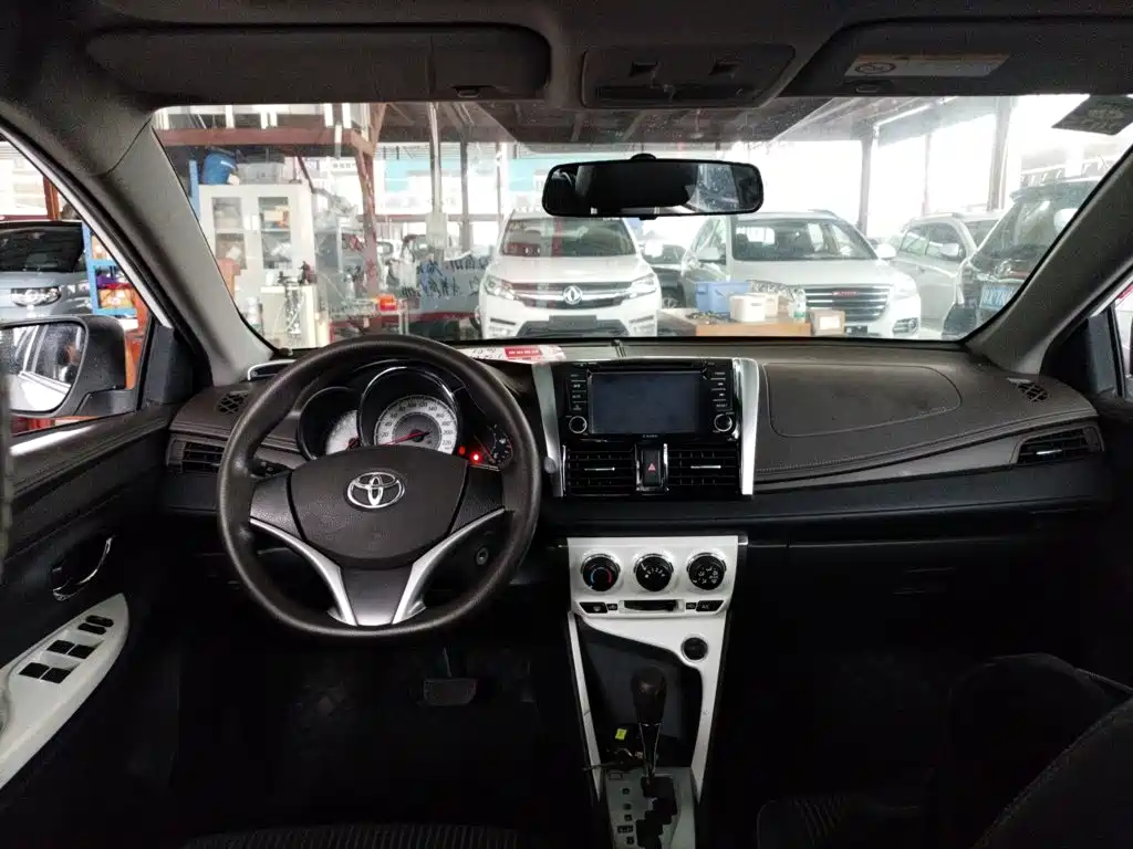 Toyota Yaris L 2015 — фото 10