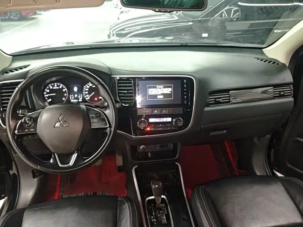 Mitsubishi Outlander 2021 — фото 10