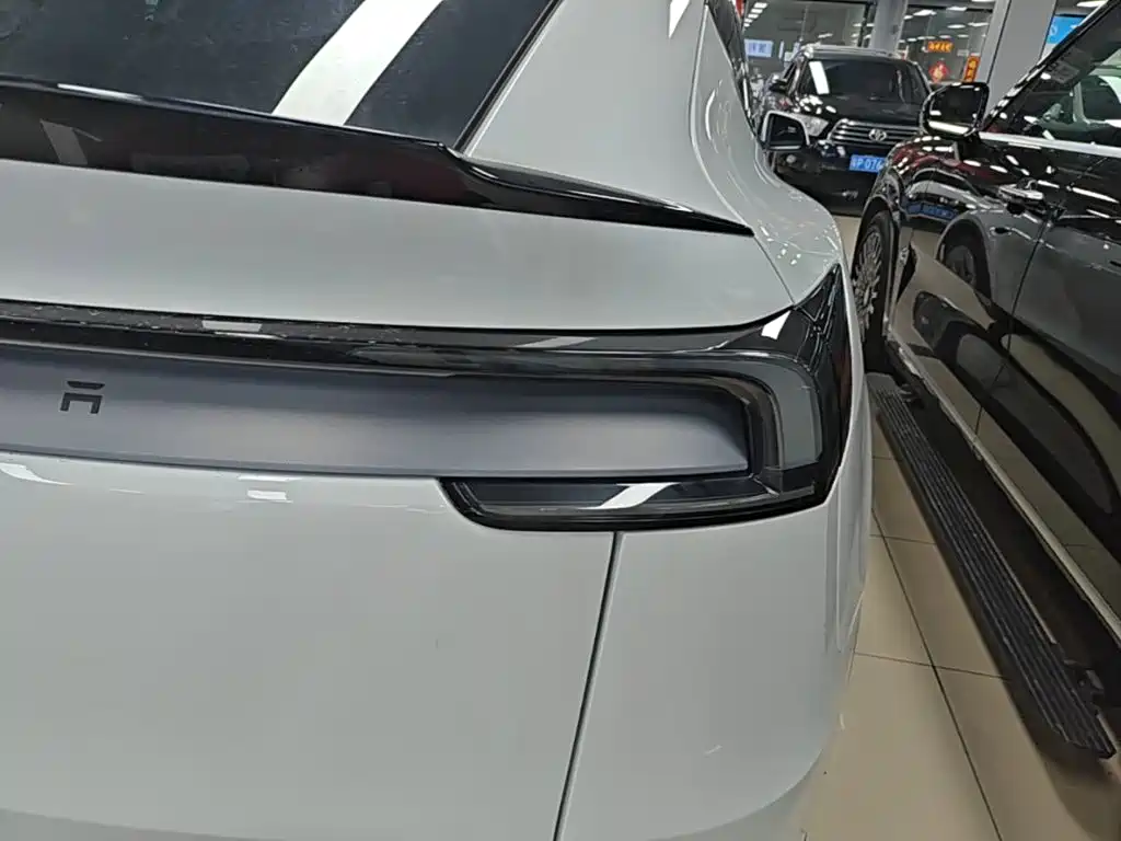 Tesla Model Y L 2026 — фото 8