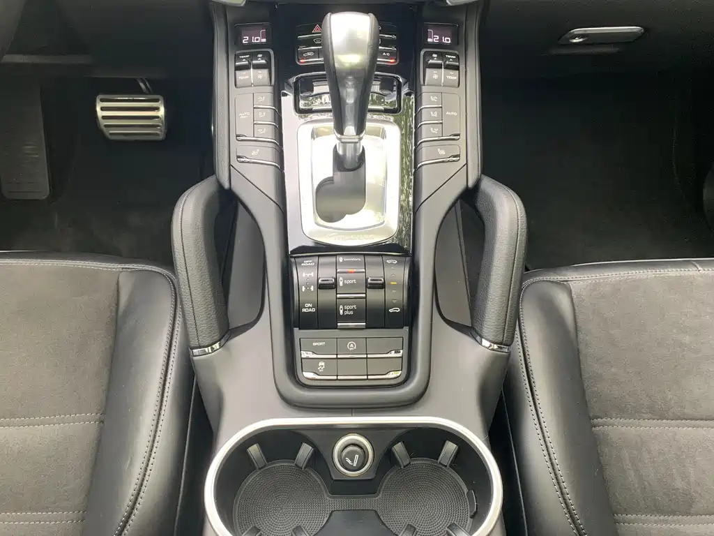 Porsche Cayenne 2017 — фото 14