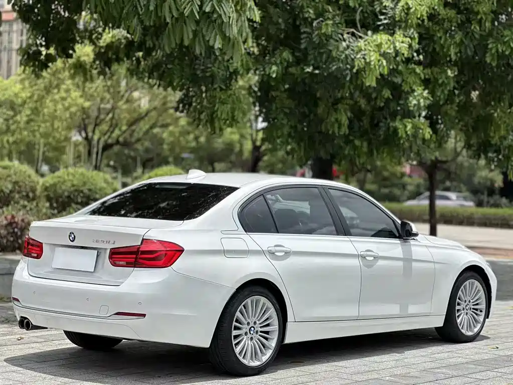 BMW 3 Series 2018 — фото 9