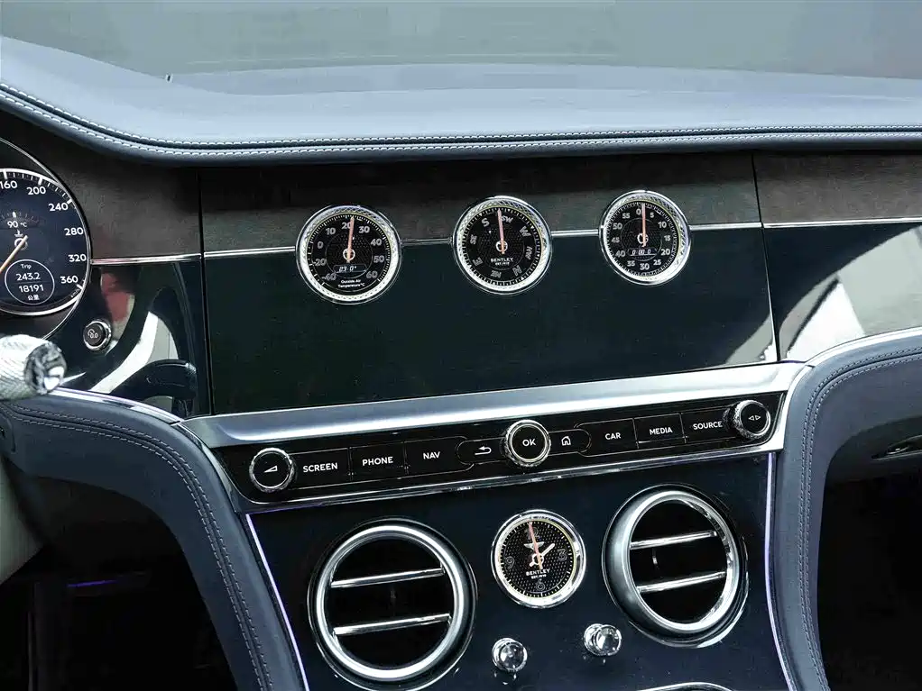 Bentley Continental 2023 — фото 9