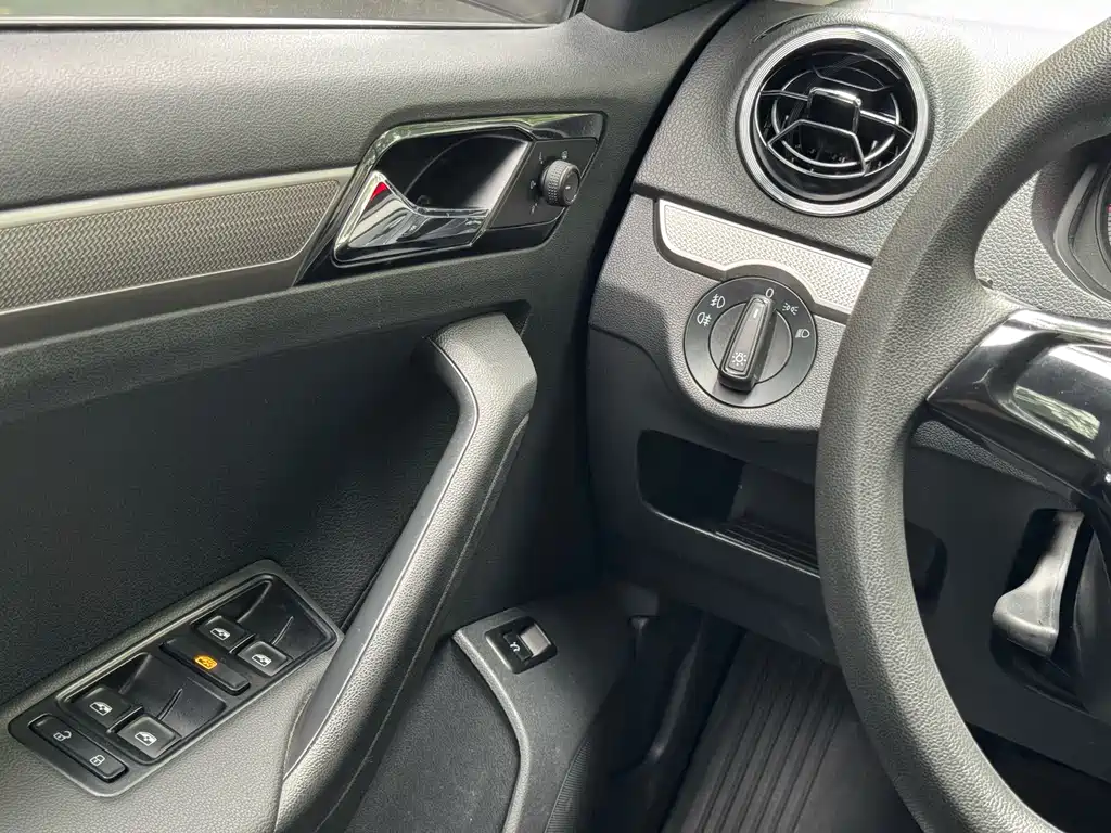 Volkswagen Jetta 2018 — фото 15