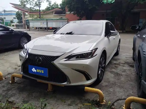 Lexus ES 2020