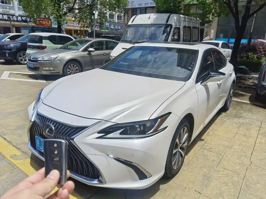 Lexus ES 2020 — фото 1