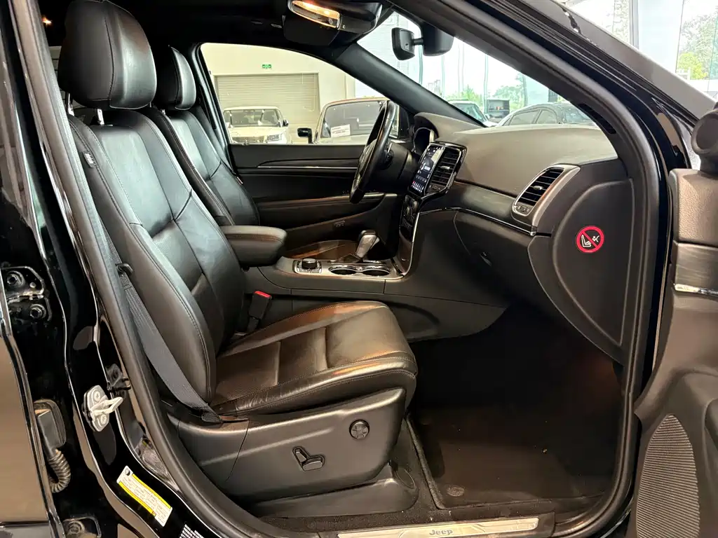 Jeep Grand Cherokee 2020 — фото 15
