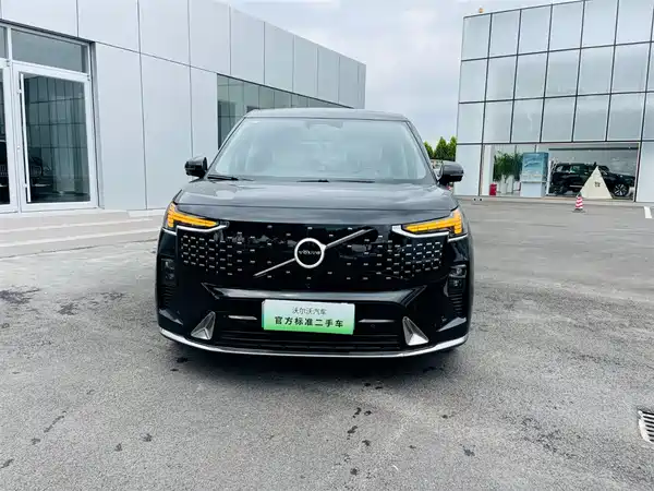 Volvo EM90 2024