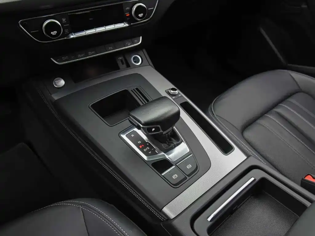 Audi Q5L 2023 — фото 10