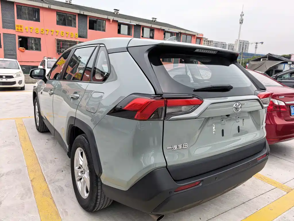Toyota RAV4 2021 — фото 10