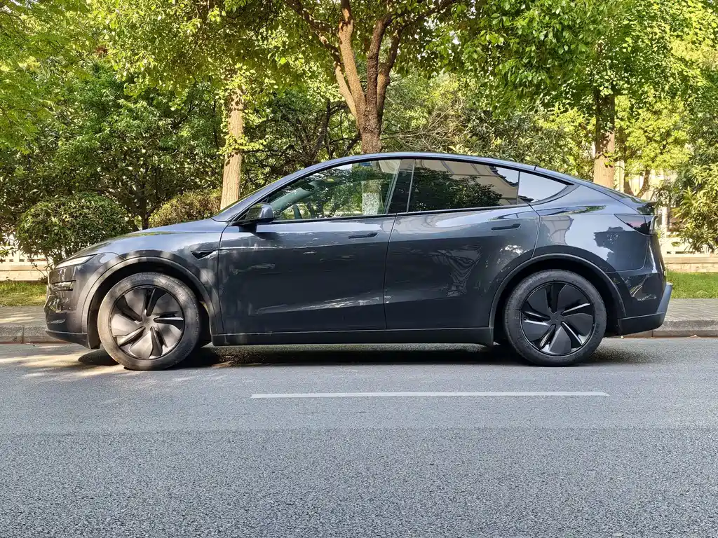 Tesla Model Y 2025 — фото 13